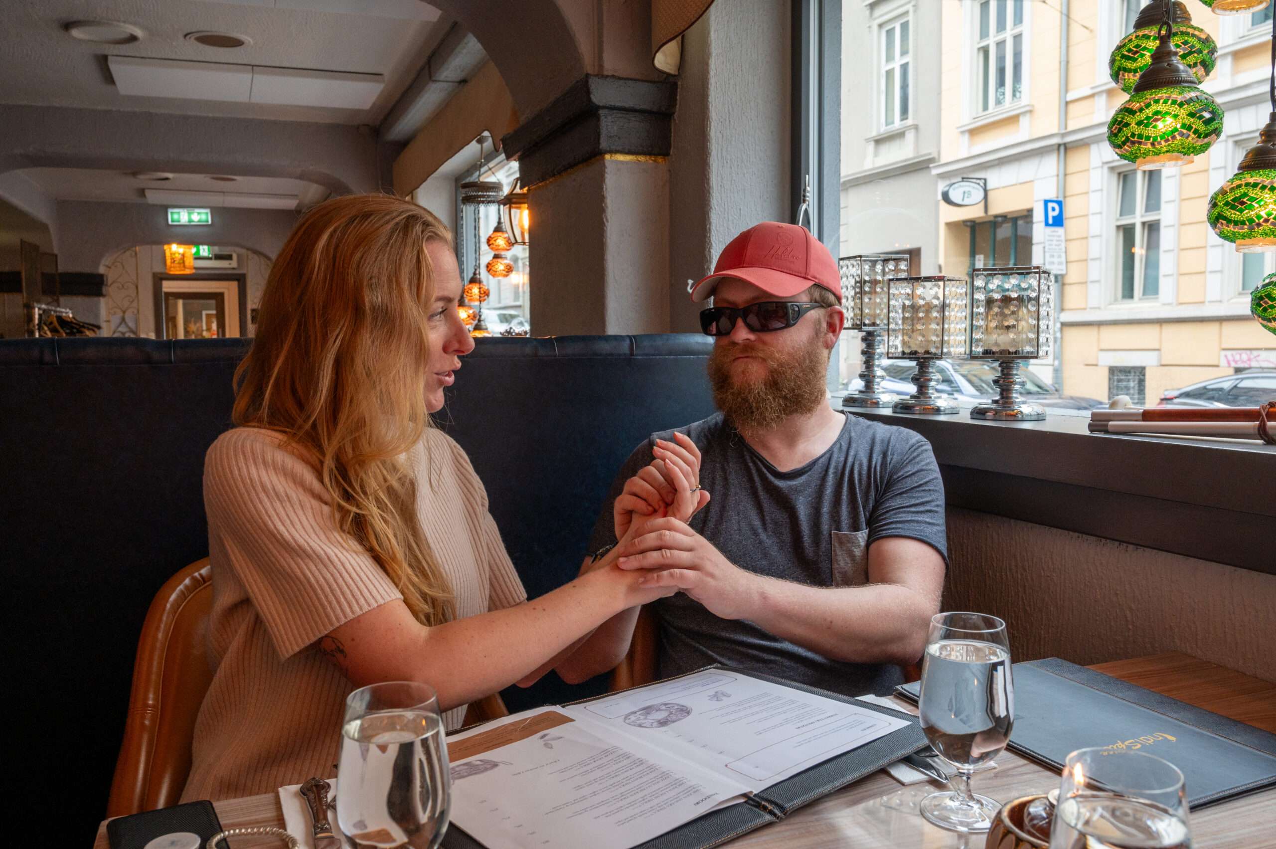 To personer på en restaurant