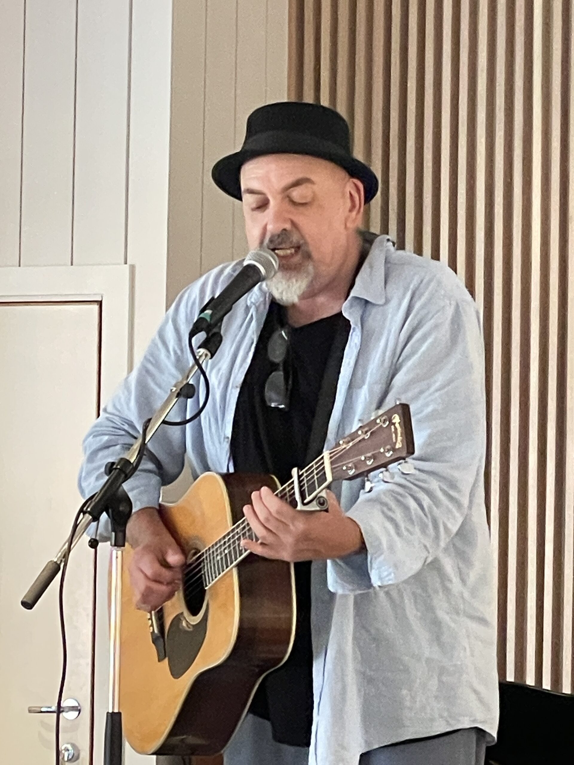 Yngve Fritjof Kristiansen skapte stemning med gitar og sang