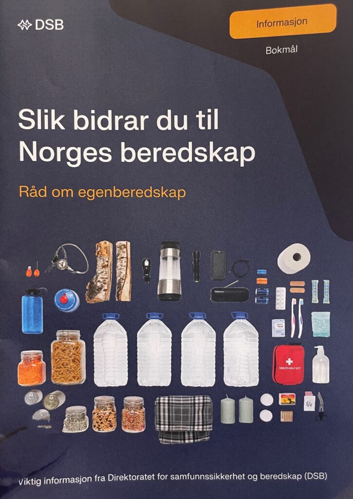 Forsiden av brosjyren fDBS sender ut. Denne har teksten "Slik bidrar du til Norges beredskap - råd om egenberedskap" Den har mange småbilder av vann, lys, ved, førstehjelp med mer.